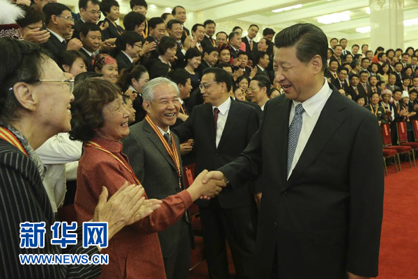 9月9日，党和国家领导人习近平、李克强、刘云山、张高丽等在北京人民大会堂会见庆祝第三十个教师节暨全国教育系统先进集体和先进个人表彰大会受表彰代表。新华社记者 兰红光 摄