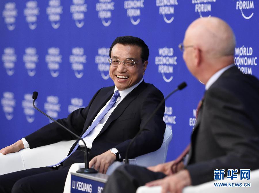 9月9日，国务院总理李克强在天津应邀同出席第八届夏季达沃斯论坛的200多位全球顶级跨国公司负责人和研究机构、新闻媒体等各界代表对话交流。这是李克强同世界经济论坛主席施瓦布交流。新华社记者 李学仁 摄 