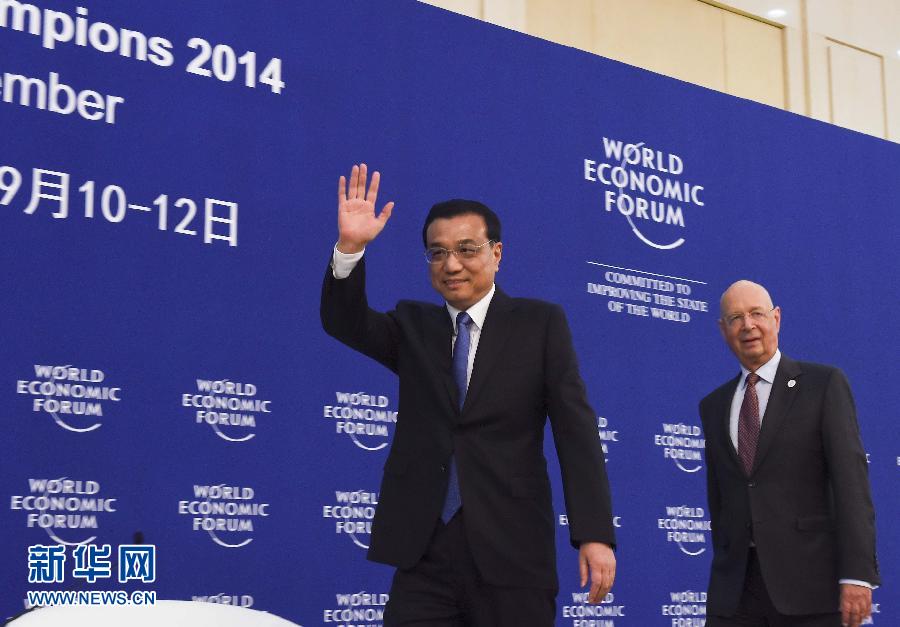 9月9日，国务院总理李克强在天津应邀同出席第八届夏季达沃斯论坛的200多位全球顶级跨国公司负责人和研究机构、新闻媒体等各界代表对话交流。这是李克强同世界经济论坛主席施瓦布共同步入会场。新华社记者 李学仁 摄 