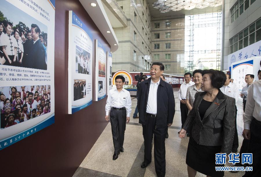 9月9日,中共中央总书记、国家主席、中央军委主席习近平来到北京师范大学看望教师学生,向全国广大教师和教育工作者致以崇高的节日敬礼和祝贺。这是习近平在学校主楼参观“尊师重教、筑梦未来——庆祝第三十个教师节主题展”。新华社记者 兰红光 摄 9月9日,中共中央总书记、国家主席、中央军委主席习近平来到北京师范大学看望教师学生,向全国广大教师和教育工作者致以崇高的节日敬礼和祝贺。这是习近平在学校主楼参观“尊师重教、筑梦未来——庆祝第三十个教师节主题展”。新华社记者 兰红光 摄