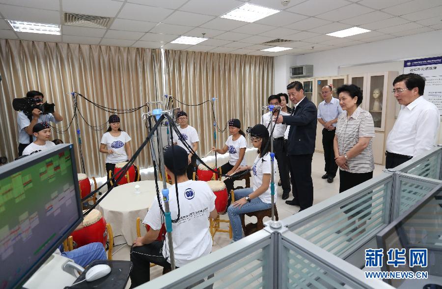 这是习近平来到心理学院,走进团队行为、学习困难评估、学习能力提升等实验室,仔细观看科学仪器上显示的参试者脑电波等图像和数据,了解学校心理学科发展以及在灾后心理重建、航天员选拔、南极科考等领域转化运用心理学的情况。新华社记者 丁林 摄 这是习近平来到心理学院,走进团队行为、学习困难评估、学习能力提升等实验室,仔细观看科学仪器上显示的参试者脑电波等图像和数据,了解学校心理学科发展以及在灾后心理重建、航天员选拔、南极科考等领域转化运用心理学的情况。新华社记者 丁林 摄