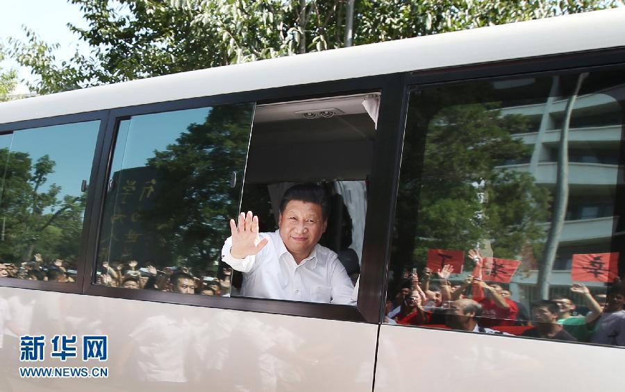 9月9日,中共中央总书记、国家主席、中央军委主席习近平来到北京师范大学看望教师学生,向全国广大教师和教育工作者致以崇高的节日敬礼和祝贺。这是习近平离开学校时,向闻讯赶来的师生挥手致意。新华社记者 姚大伟 摄 9月9日,中共中央总书记、国家主席、中央军委主席习近平来到北京师范大学看望教师学生,向全国广大教师和教育工作者致以崇高的节日敬礼和祝贺。这是习近平离开学校时,向闻讯赶来的师生挥手致意。新华社记者 姚大伟 摄