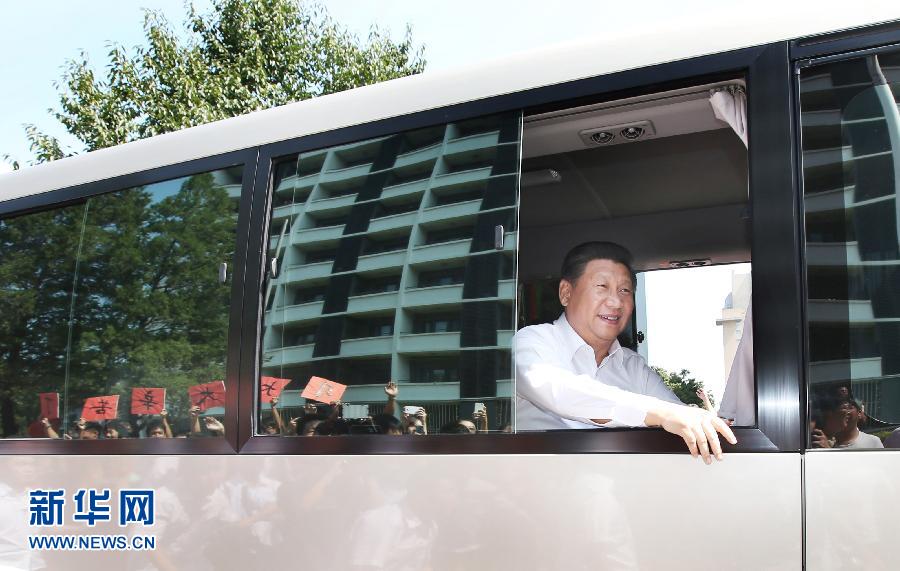 9月9日,中共中央总书记、国家主席、中央军委主席习近平来到北京师范大学看望教师学生,向全国广大教师和教育工作者致以崇高的节日敬礼和祝贺。这是习近平离开学校时,向闻讯赶来的师生致意。新华社记者 姚大伟 摄 9月9日,中共中央总书记、国家主席、中央军委主席习近平来到北京师范大学看望教师学生,向全国广大教师和教育工作者致以崇高的节日敬礼和祝贺。这是习近平离开学校时,向闻讯赶来的师生致意。新华社记者 姚大伟 摄