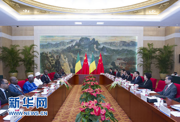 9月10日，中国国务院总理李克强在天津会见来华出席2014年夏季达沃斯论坛年会的马里总统凯塔。新华社记者王晔摄