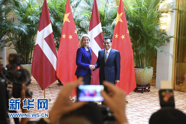 9月10日,中国国务院总理李克强在天津会见来华出席2014年夏季达沃斯论坛年会的丹麦首相托宁-施密特。新华社记者李学仁摄 9月10日,中国国务院总理李克强在天津会见来华出席2014年夏季达沃斯论坛年会的丹麦首相托宁-施密特。新华社记者李学仁摄