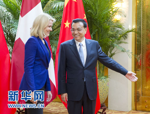 9月10日,中国国务院总理李克强在天津会见来华出席2014年夏季达沃斯论坛年会的丹麦首相托宁-施密特。新华社记者王晔摄 9月10日,中国国务院总理李克强在天津会见来华出席2014年夏季达沃斯论坛年会的丹麦首相托宁-施密特。新华社记者王晔摄