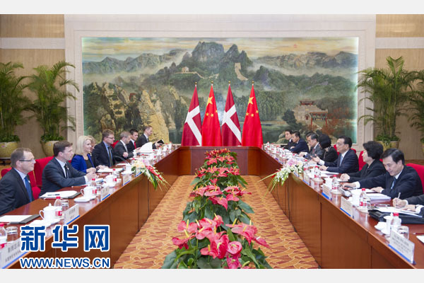 9月10日,中国国务院总理李克强在天津会见来华出席2014年夏季达沃斯论坛年会的丹麦首相托宁-施密特。新华社记者王晔摄 9月10日,中国国务院总理李克强在天津会见来华出席2014年夏季达沃斯论坛年会的丹麦首相托宁-施密特。新华社记者王晔摄