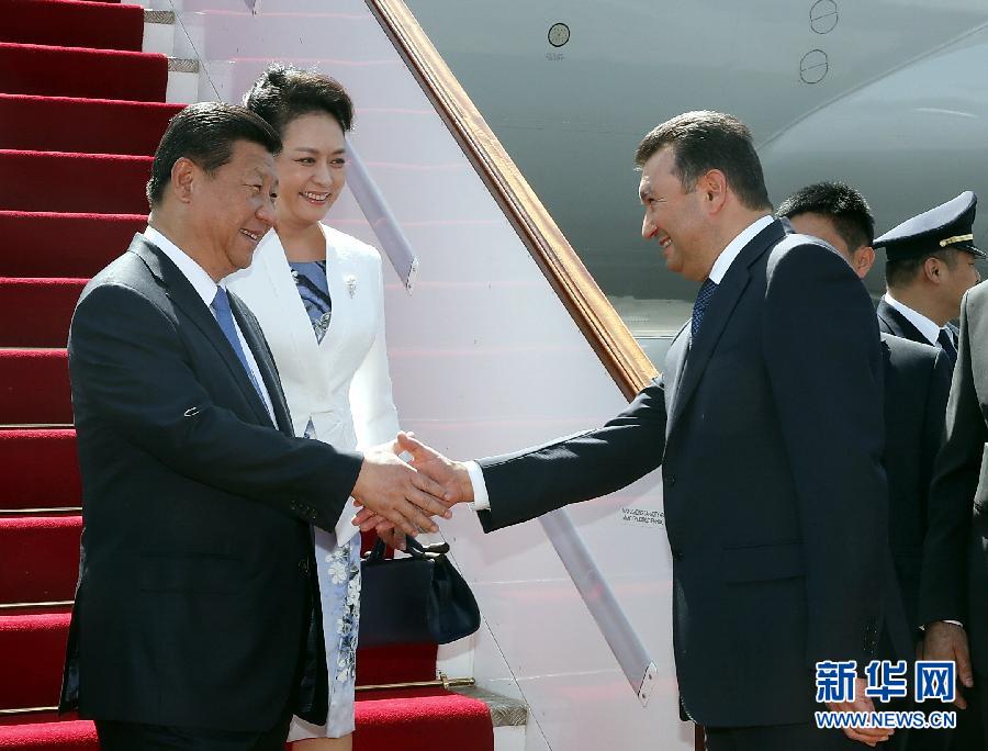9月11日，国家主席习近平抵达杜尚别，应塔吉克斯坦总统拉赫蒙邀请，出席上海合作组织成员国元首理事会第十四次会议并对塔吉克斯坦进行国事访问。习近平和夫人彭丽媛在机场受到塔吉克斯坦总理拉苏尔佐达等热情迎接。新华社记者 鞠鹏 摄 