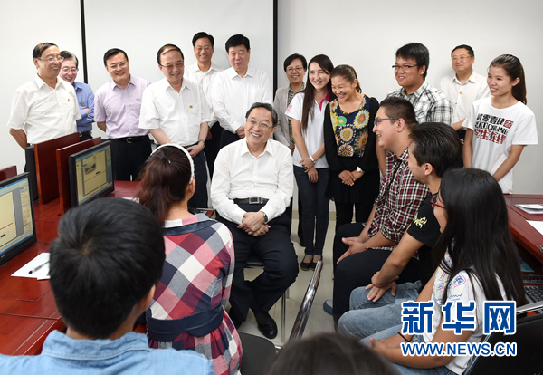 这是9月13日，俞正声在山东大学与新疆籍、西藏籍学生座谈。 新华社记者刘建生摄