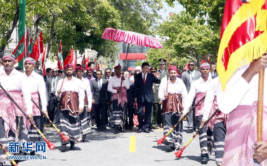 9月15日,国家主席习近平同马尔代夫总统亚明在马累举行会谈。会谈前,亚明在共和国广场为习近平举行欢迎仪式。 新华社记者 鞠鹏 摄 9月15日,国家主席习近平同马尔代夫总统亚明在马累举行会谈。会谈前,亚明在共和国广场为习近平举行欢迎仪式。 新华社记者 鞠鹏 摄