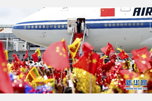 9月16日,国家主席习近平抵达科伦坡,开始对斯里兰卡进行国事访问。这是习近平和夫人彭丽媛向欢迎群众挥手致意。 新华社记者马占成摄 9月16日,国家主席习近平抵达科伦坡,开始对斯里兰卡进行国事访问。这是习近平和夫人彭丽媛向欢迎群众挥手致意。 新华社记者马占成摄