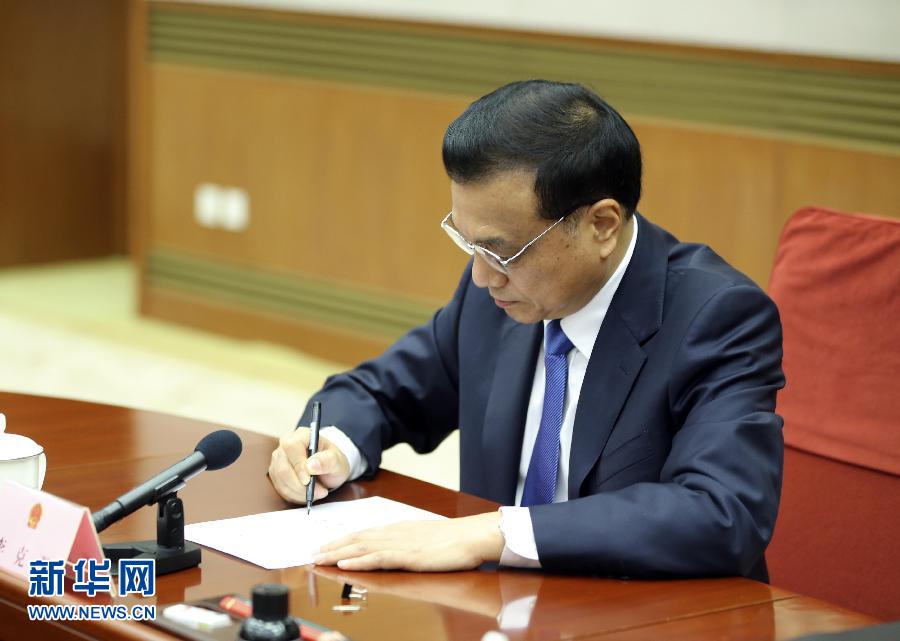 9月17日,国务院总理李克强签署第655号国务院令,任命崔世安为中华人民共和国澳门特别行政区第四任行政长官,于2014年12月20日就职。 新华社记者 丁林 摄 9月17日,国务院总理李克强签署第655号国务院令,任命崔世安为中华人民共和国澳门特别行政区第四任行政长官,于2014年12月20日就职。 新华社记者 丁林 摄