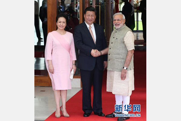 9月17日，国家主席习近平在古吉拉特邦艾哈迈达巴德会见印度总理莫迪。这是会见前，莫迪在习近平下榻的宾馆前迎接习近平和夫人彭丽媛。 新华社记者 庞兴雷 摄