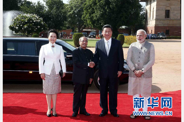 9月18日，国家主席习近平出席印度总统慕克吉在总统府举行的隆重欢迎仪式。这是仪式前，习近平与慕克吉亲切握手。 新华社记者 鞠鹏 摄