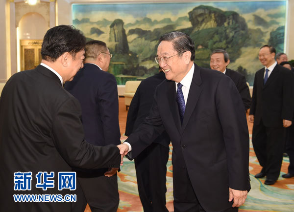 9月29日，纪念谷牧同志诞辰100周年座谈会在北京举行。中共中央政治局常委、全国政协主席俞正声出席座谈会。这是俞正声会前会见谷牧同志亲属。新华社记者马占成摄