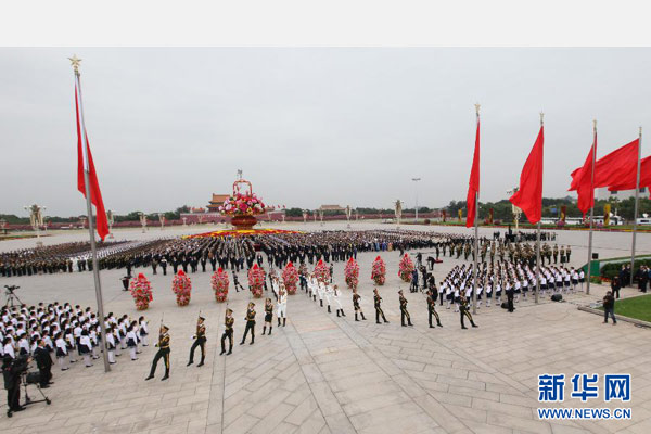 9月30日是国家设立的首个“烈士纪念日”,首都各界代表参加在北京天安门广场举行的向人民英雄敬献花篮仪式。这是30名陆海空仪仗兵分两列行进到纪念碑前。 新华社记者 兰红光 摄 9月30日是国家设立的首个“烈士纪念日”,首都各界代表参加在北京天安门广场举行的向人民英雄敬献花篮仪式。这是30名陆海空仪仗兵分两列行进到纪念碑前。 新华社记者 兰红光 摄
