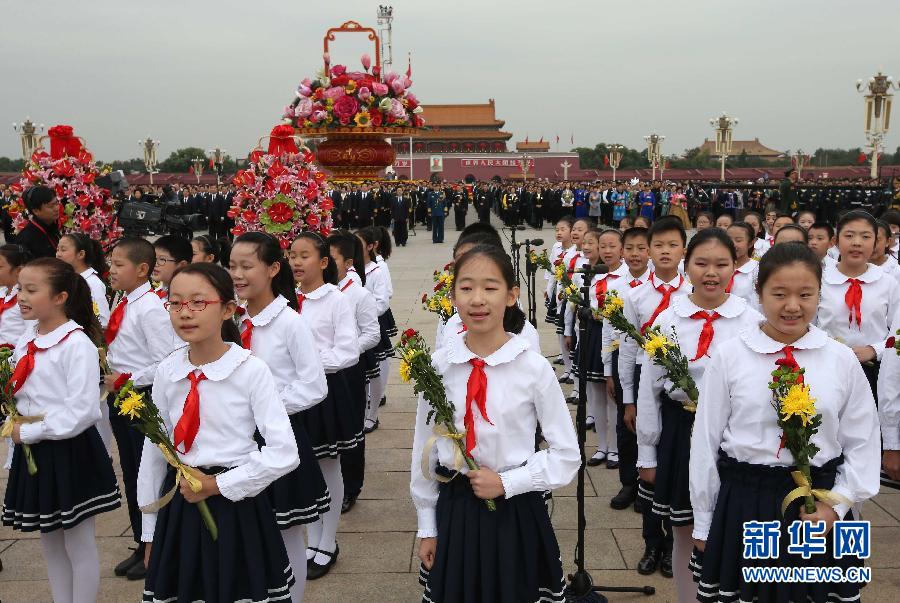 9月30日是国家设立的首个“烈士纪念日”,首都各界代表参加在北京天安门广场举行的向人民英雄敬献花篮仪式。这是少年儿童唱中国少年先锋队队歌。 新华社记者 庞兴雷 摄 9月30日是国家设立的首个“烈士纪念日”,首都各界代表参加在北京天安门广场举行的向人民英雄敬献花篮仪式。这是少年儿童唱中国少年先锋队队歌。 新华社记者 庞兴雷 摄