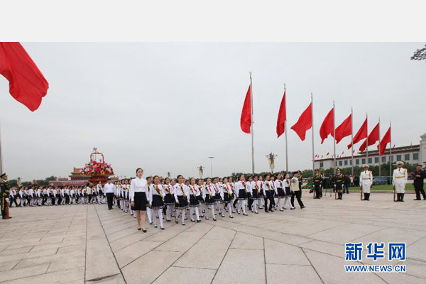9月30日是国家设立的首个“烈士纪念日”,首都各界代表参加在北京天安门广场举行的向人民英雄敬献花篮仪式。 新华社记者 兰红光 摄 9月30日是国家设立的首个“烈士纪念日”,首都各界代表参加在北京天安门广场举行的向人民英雄敬献花篮仪式。 新华社记者 兰红光 摄