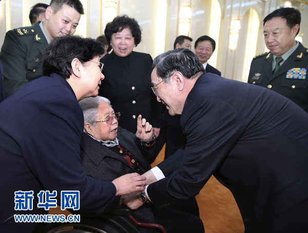 这是座谈会前，俞正声会见杨成武同志亲属。新华社记者 庞兴雷 摄