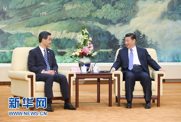 11月9日，国家主席习近平在北京人民大会堂会见来北京出席亚太经合组织第二十二次领导人非正式会议的香港特别行政区行政长官梁振英。新华社记者姚大伟摄