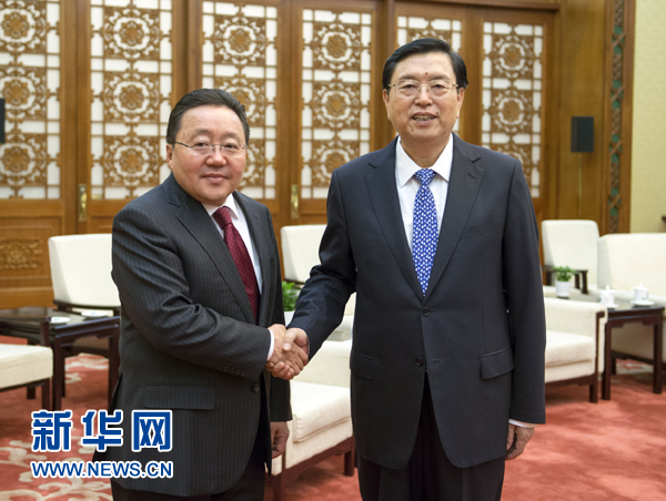 11月9日,全国人大常委会委员长张德江在北京人民大会堂会见蒙古国总统额勒贝格道尔吉。 新华社记者 谢环驰 摄 11月9日,全国人大常委会委员长张德江在北京人民大会堂会见蒙古国总统额勒贝格道尔吉。 新华社记者 谢环驰 摄