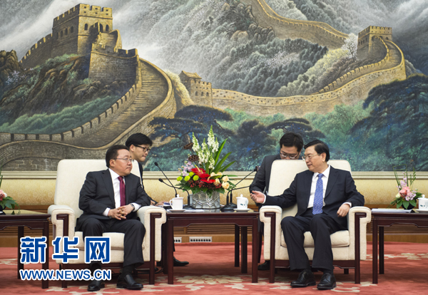 11月9日,全国人大常委会委员长张德江在北京人民大会堂会见蒙古国总统额勒贝格道尔吉。 新华社记者 谢环驰 摄 11月9日,全国人大常委会委员长张德江在北京人民大会堂会见蒙古国总统额勒贝格道尔吉。 新华社记者 谢环驰 摄