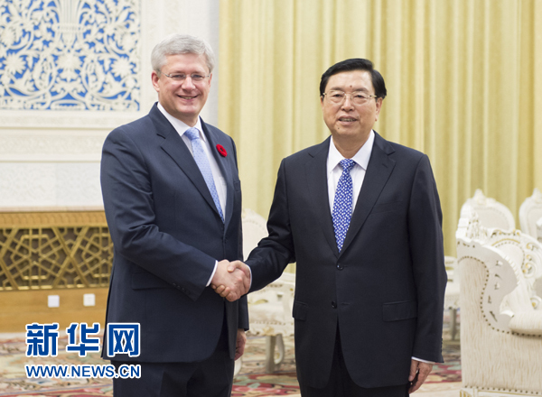 11月9日,全国人大常委会委员长张德江在北京人民大会堂会见加拿大总理哈珀。 新华社记者 谢环驰 摄 11月9日,全国人大常委会委员长张德江在北京人民大会堂会见加拿大总理哈珀。 新华社记者 谢环驰 摄