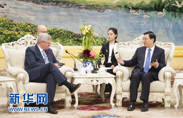 11月9日,全国人大常委会委员长张德江在北京人民大会堂会见加拿大总理哈珀。 新华社记者 谢环驰 摄 11月9日,全国人大常委会委员长张德江在北京人民大会堂会见加拿大总理哈珀。 新华社记者 谢环驰 摄