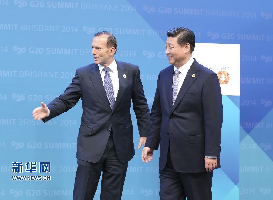 11月15日，二十国集团领导人第九次峰会在澳大利亚布里斯班举行。国家主席习近平出席会议并发表题为《推动创新发展实现联动增长》的重要讲话。这是澳大利亚总理阿博特迎接习近平主席。 新华社记者 丁林 摄