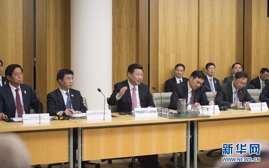 11月17日，国家主席习近平在堪培拉和澳大利亚总理阿博特共同出席第四届中澳工商界首席执行官圆桌会。这次会议是由澳大利亚企业领袖理事会和中国国家开发银行共同组织承办的。新华社记者 谢环驰 摄 