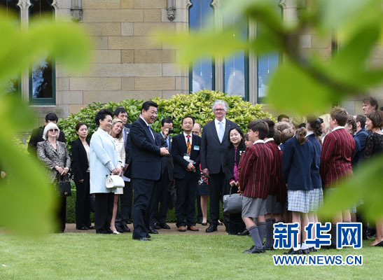 11月18日，国家主席习近平在澳大利亚塔斯马尼亚州与朗塞斯顿市斯科奇－欧克伯恩小学的小学生共同植树。新华社记者 马占成 摄