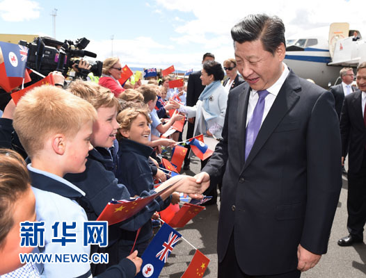 11月18日，国家主席习近平在澳大利亚塔斯马尼亚州参观访问。这是习近平和夫人彭丽媛抵达塔斯马尼亚州霍巴特机场时，与前来欢迎的当地儿童亲切交流。新华社记者 马占成 摄