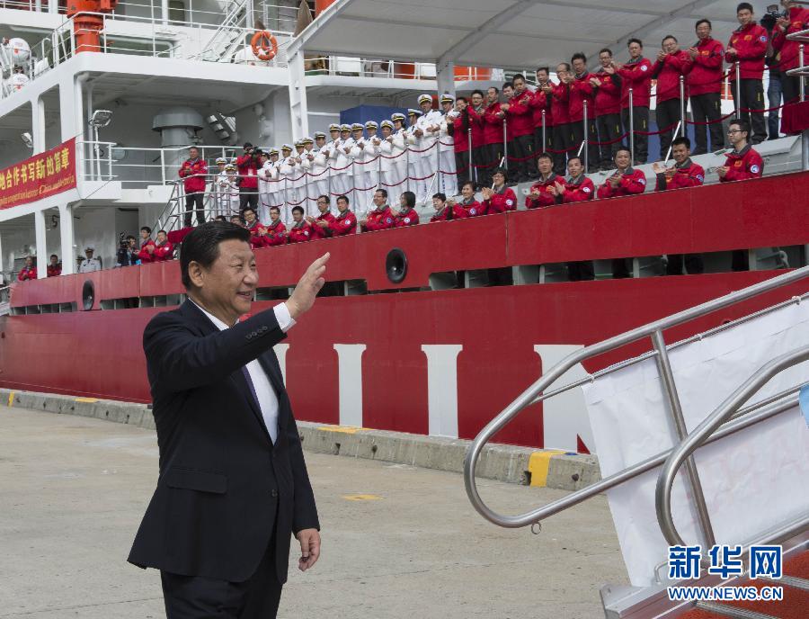 11月18日,正在澳大利亚塔斯马尼亚州首府霍巴特访问的中国国家主席习近平在澳大利亚总理阿博特陪同下参观南极科考项目并慰问两国科考人员。这是习近平在霍巴特港看望正在这里补给的“雪龙”号全体科考人员。新华社记者李学仁摄 11月18日,正在澳大利亚塔斯马尼亚州首府霍巴特访问的中国国家主席习近平在澳大利亚总理阿博特陪同下参观南极科考项目并慰问两国科考人员。这是习近平在霍巴特港看望正在这里补给的“雪龙”号全体科考人员。新华社记者李学仁摄