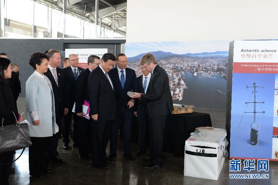 这是习近平和阿博特观看采集的冰样。新华社记者 马占成 摄 这是习近平和阿博特观看采集的冰样。新华社记者 马占成 摄