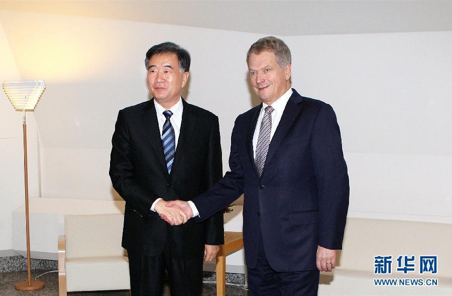 11月18日，在芬兰赫尔辛基，国务院副总理汪洋（左）与芬兰总统尼尼斯特握手。应邀访问芬兰的国务院副总理汪洋18日在赫尔辛基会见了芬兰总统尼尼斯特。汪洋转达了习近平主席对尼尼斯特总统的亲切问候。尼尼斯特请汪洋转达对习近平主席的良好祝愿。新华社记者李骥志摄