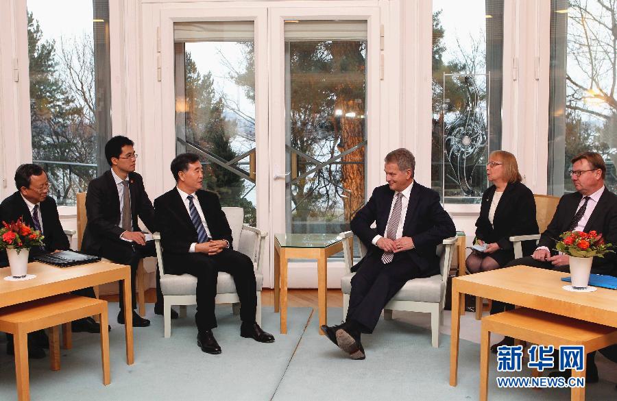 11月18日，在芬兰赫尔辛基，国务院副总理汪洋（左三）与芬兰总统尼尼斯特（右三）会谈。应邀访问芬兰的国务院副总理汪洋18日在赫尔辛基会见了芬兰总统尼尼斯特。汪洋转达了习近平主席对尼尼斯特总统的亲切问候。尼尼斯特请汪洋转达对习近平主席的良好祝愿。新华社记者李骥志摄