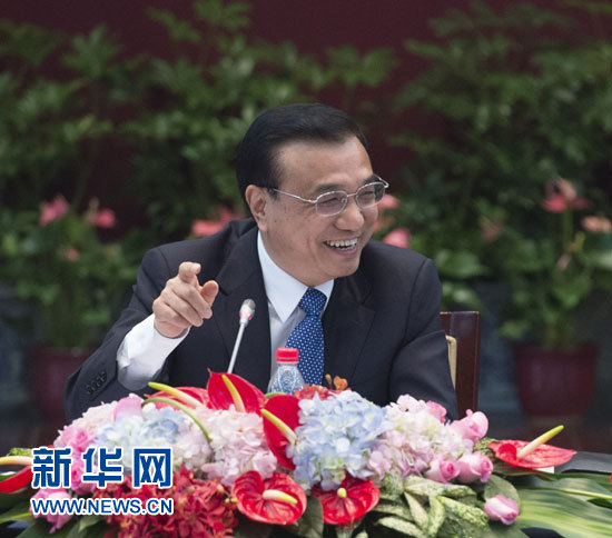 11月20日,国务院总理李克强在杭州会见出席首届世界互联网大会的中外代表并同他们座谈。 新华社记者 王晔 摄 11月20日,国务院总理李克强在杭州会见出席首届世界互联网大会的中外代表并同他们座谈。 新华社记者 王晔 摄