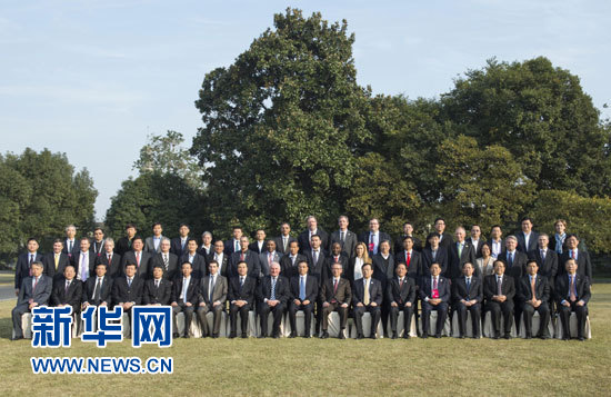 11月20日,国务院总理李克强在杭州会见出席首届世界互联网大会的中外代表并同他们座谈。 新华社记者 王晔 摄 11月20日,国务院总理李克强在杭州会见出席首届世界互联网大会的中外代表并同他们座谈。 新华社记者 王晔 摄