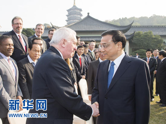 11月20日,国务院总理李克强在杭州会见出席首届世界互联网大会的中外代表并同他们座谈。 新华社记者 王晔 摄 11月20日,国务院总理李克强在杭州会见出席首届世界互联网大会的中外代表并同他们座谈。 新华社记者 王晔 摄