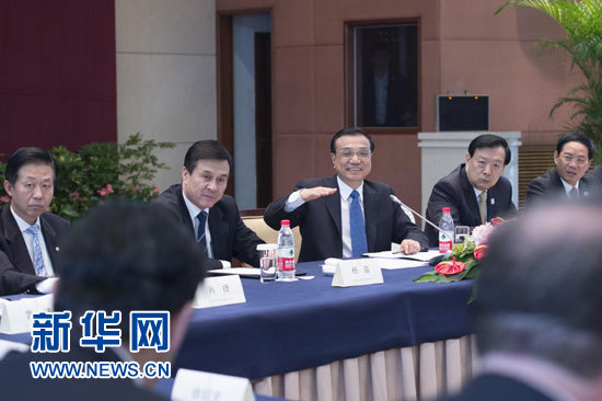 11月20日,国务院总理李克强在杭州会见出席首届世界互联网大会的中外代表并同他们座谈。 新华社记者 王晔 摄 11月20日,国务院总理李克强在杭州会见出席首届世界互联网大会的中外代表并同他们座谈。 新华社记者 王晔 摄