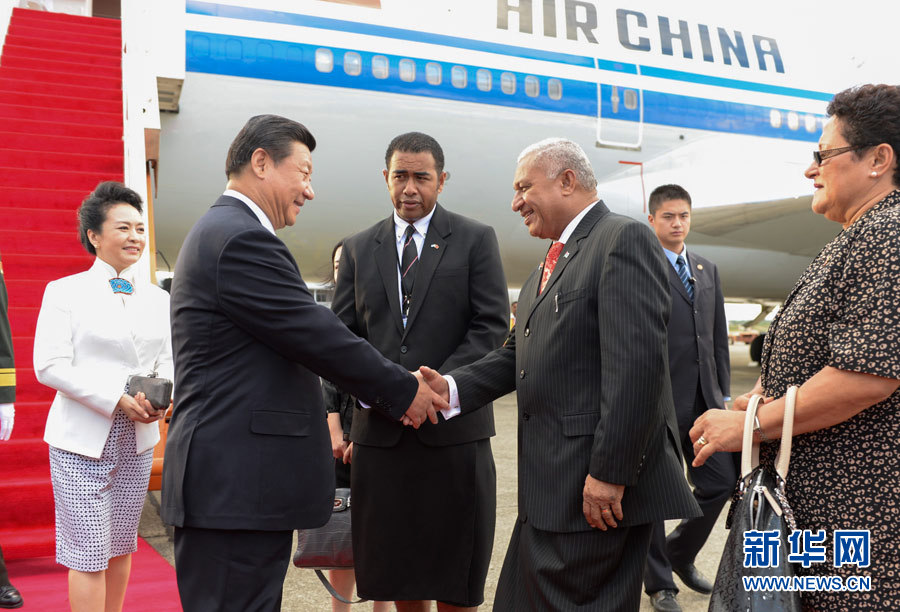 11月21日,国家主席习近平抵达楠迪,开始对斐济进行国事访问并将同太平洋建交岛国领导人举行会晤。斐济总理姆拜尼马拉马夫妇在舷梯旁迎接习近平和夫人彭丽媛。新华社记者李学仁摄 11月21日,国家主席习近平抵达楠迪,开始对斐济进行国事访问并将同太平洋建交岛国领导人举行会晤。斐济总理姆拜尼马拉马夫妇在舷梯旁迎接习近平和夫人彭丽媛。新华社记者李学仁摄