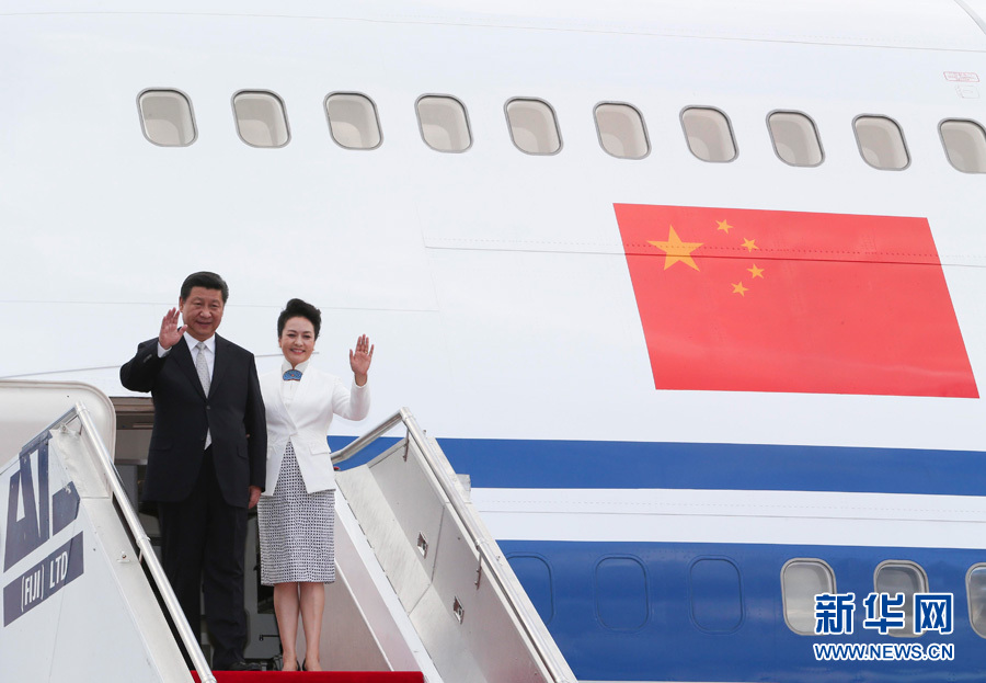 11月21日,国家主席习近平抵达楠迪,开始对斐济进行国事访问并将同太平洋建交岛国领导人举行会晤。 这是习近平和夫人彭丽媛步出机舱。新华社记者丁林摄 11月21日,国家主席习近平抵达楠迪,开始对斐济进行国事访问并将同太平洋建交岛国领导人举行会晤。 这是习近平和夫人彭丽媛步出机舱。新华社记者丁林摄