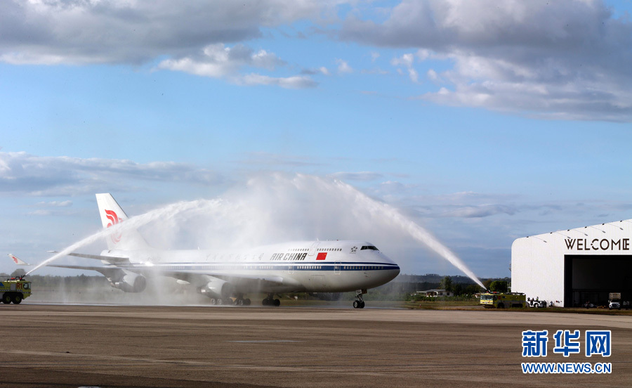 11月21日,国家主席习近平抵达楠迪,开始对斐济进行国事访问并将同太平洋建交岛国领导人举行会晤。图为习近平乘坐的专机在楠迪国际机场跑道上滑行穿过“水门”,这是当地给予最尊贵客人的礼遇,表达为客人“洗尘”。 新华社记者丁林摄 11月21日,国家主席习近平抵达楠迪,开始对斐济进行国事访问并将同太平洋建交岛国领导人举行会晤。图为习近平乘坐的专机在楠迪国际机场跑道上滑行穿过“水门”,这是当地给予最尊贵客人的礼遇,表达为客人“洗尘”。 新华社记者丁林摄
