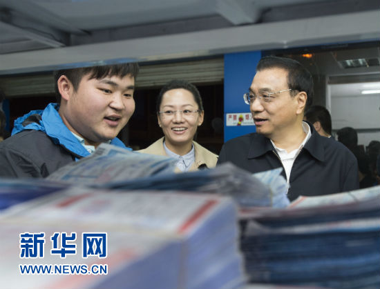 1月19日至21日，中共中央政治局常委、国务院总理李克强在浙江义乌、杭州考察。这是11月19日，李克强在义乌青岩刘村了解网店物流派送等配套服务情况。 新华社记者王晔摄