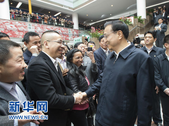 11月19日至21日，中共中央政治局常委、国务院总理李克强在浙江义乌、杭州考察。这是11月20日，李克强在义乌国际商贸城调研时同商户和顾客亲切握手。 新华社记者王晔摄