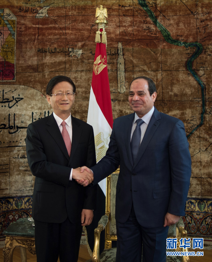 11月22日,埃及总统塞西(右)在埃及首都开罗会见习近平主席特使、中共中央政治局委员、中央政法委书记孟建柱。 新华社记者潘超越摄 11月22日,埃及总统塞西(右)在埃及首都开罗会见习近平主席特使、中共中央政治局委员、中央政法委书记孟建柱。 新华社记者潘超越摄