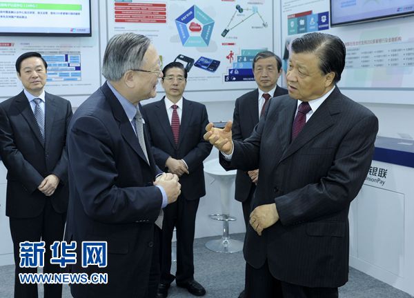 11月24日,首届国家网络安全宣传周启动仪式在北京中华世纪坛举行。这是刘云山在启动仪式后参观企业展台,并与中国银联负责人交谈,询问企业的发展情况。 新华社记者 张铎 摄 11月24日,首届国家网络安全宣传周启动仪式在北京中华世纪坛举行。这是刘云山在启动仪式后参观企业展台,并与中国银联负责人交谈,询问企业的发展情况。 新华社记者 张铎 摄