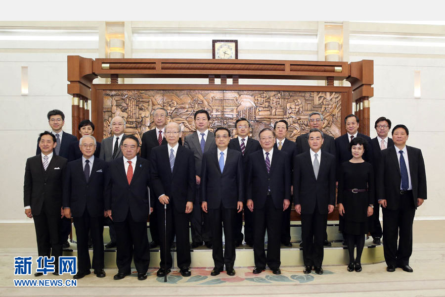 12月4日，国务院总理李克强在北京人民大会堂会见第五届中日友好21世纪委员会双方全体委员。 新华社记者丁林 摄 