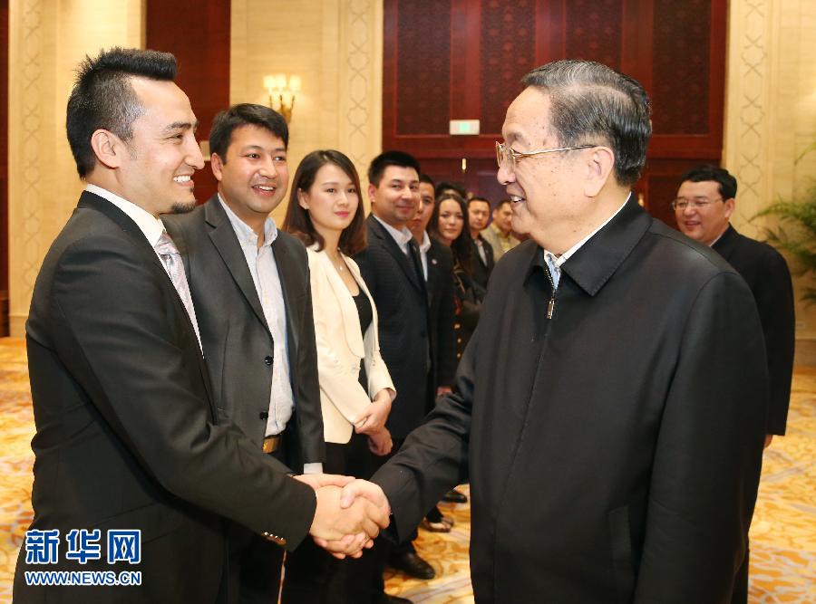12月9日，中共中央政治局常委、全国政协主席俞正声在北京会见《我从新疆来》作者库尔班江&middot;赛买提和在京书中人物代表。 新华社记者 姚大伟 摄