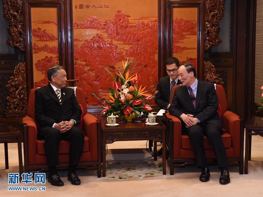 12月12日,中共中央政治局常委、中央纪委书记王岐山在北京中南海紫光阁会见泰国前国会副主席兼上议院议长提拉德率领的泰国改革大会代表团。新华社记者 饶爱民 摄 12月12日,中共中央政治局常委、中央纪委书记王岐山在北京中南海紫光阁会见泰国前国会副主席兼上议院议长提拉德率领的泰国改革大会代表团。新华社记者 饶爱民 摄